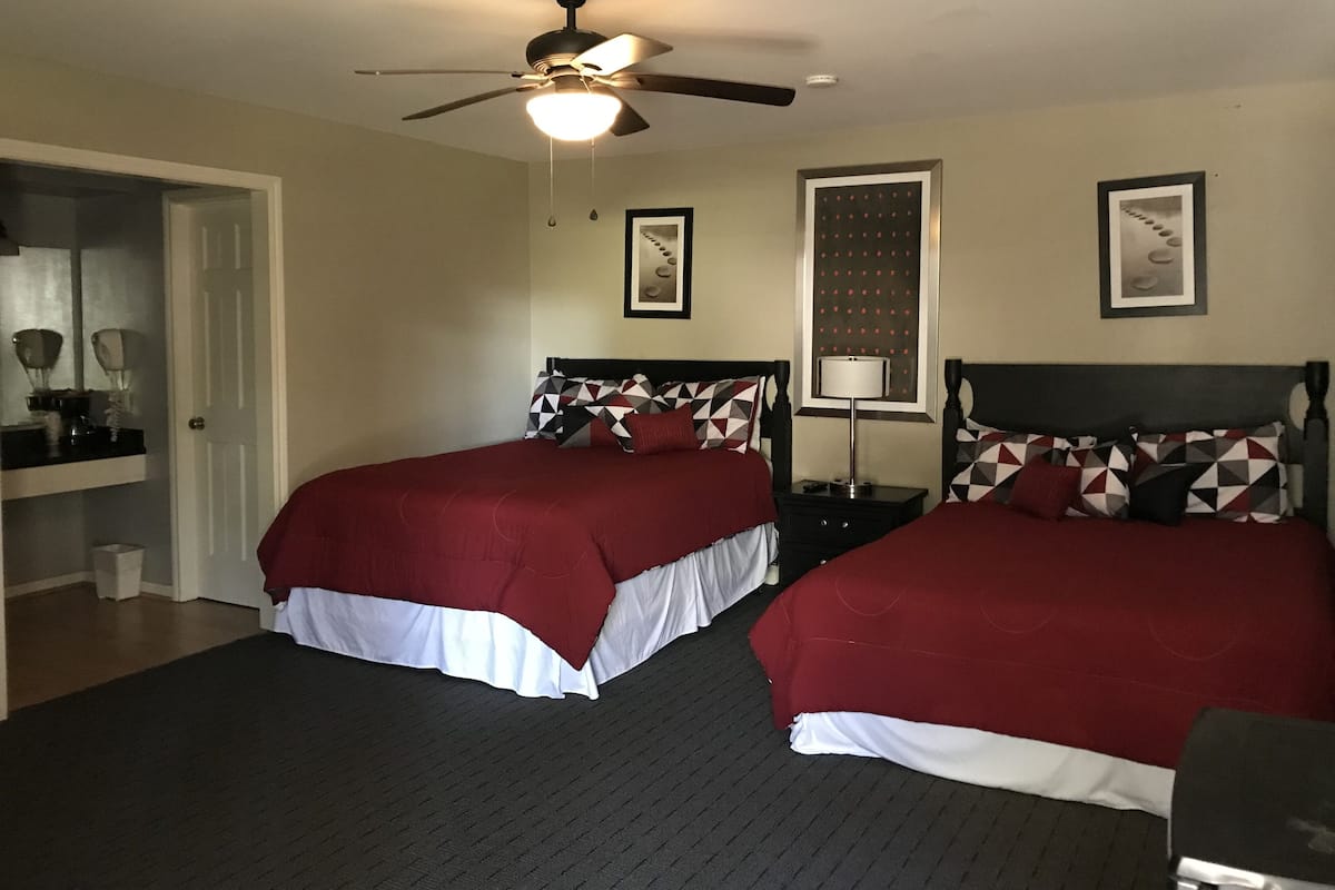 1 habitación, escritorio, tabla de planchar con plancha y ropa de cama
