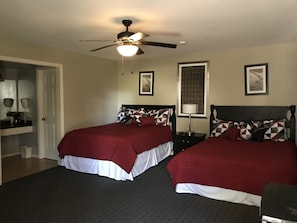 1 Bedroom / 1 Bathroom with 2 Queen Beds