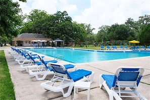 季节性开放的室外游泳池