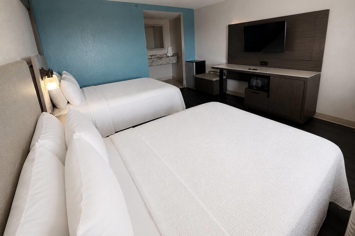 Escritorio, wifi gratis y ropa de cama