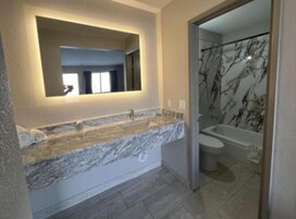 Secador de cabelo, toalhas de banho