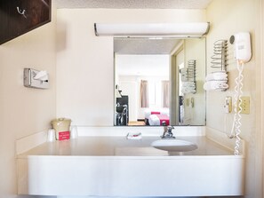 客房, 2 張標準雙人床 | 浴室洗手台