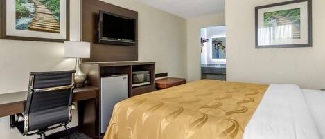 Muebles diferentes, escritorio y espacio para trabajar con laptop