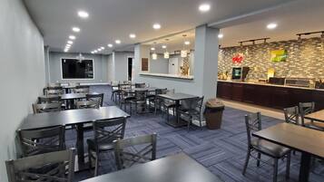 Bao gồm bữa sáng đầy đủ hàng ngày