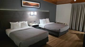 Habitación doble estándar, 2 camas matrimoniales, para no fumadores | Cortinas blackout, tabla de planchar con plancha y cunas gratuitas