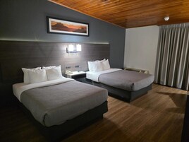 标准双人房, 2 张双人床, 无烟房 | 遮光窗帘、熨斗/熨衣板、免费婴儿床、折叠床/加床（额外收费）