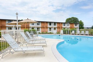 Una piscina al aire libre de temporada