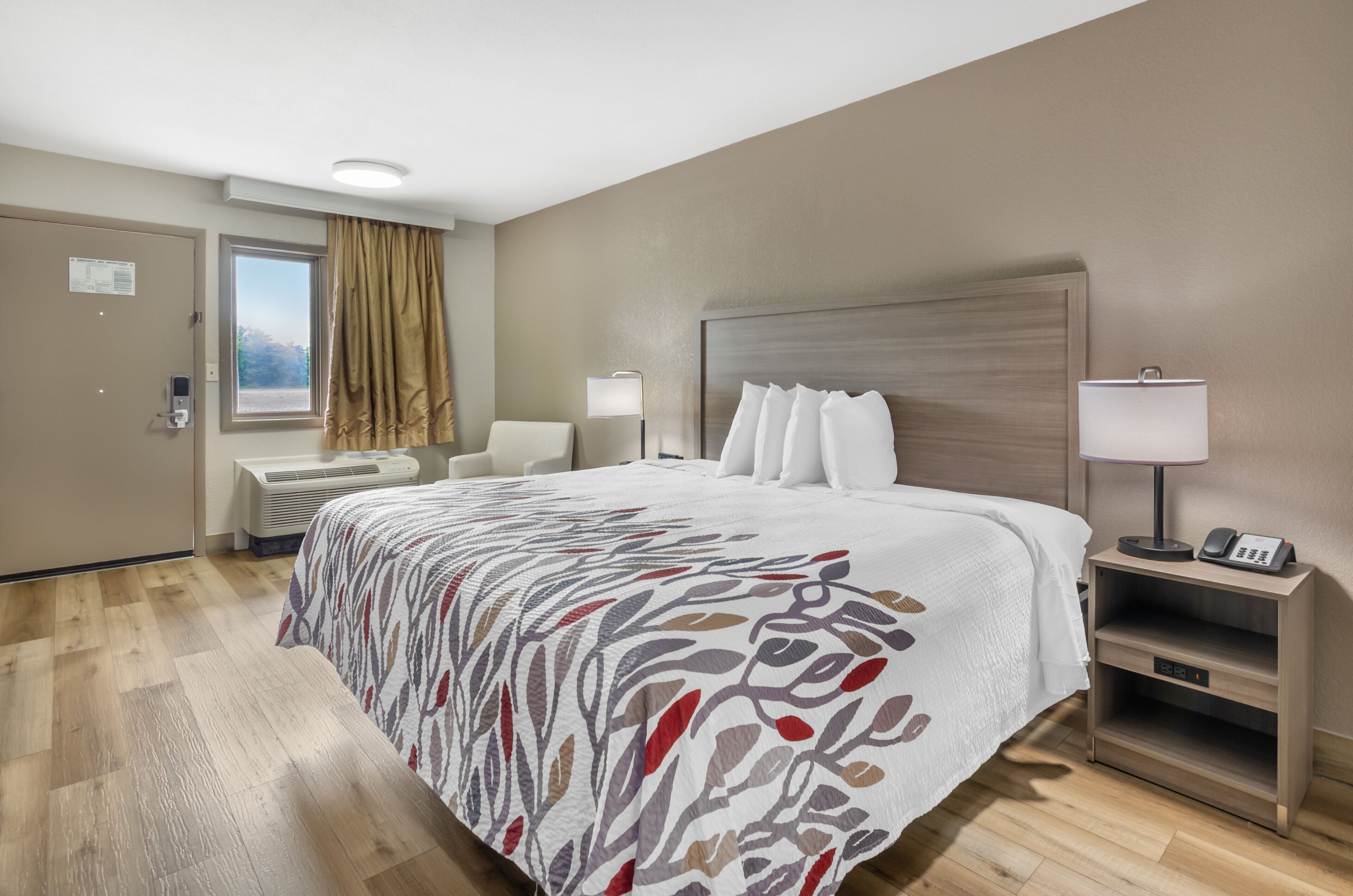 Habitación superior, 1 cama de matrimonio grande, no fumadores (Roll-In Shower) | Escritorio, tabla de planchar con plancha, cunas gratuitas