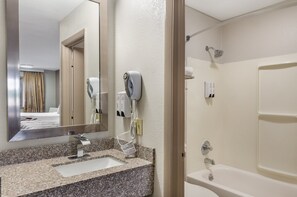 Combined shower/tub, hydromassage showerhead, free toiletries