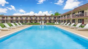 Alberca al aire libre por temporada y sombrillas en la alberca