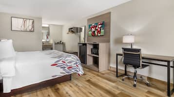Escrivaninha, ferros/tábuas de passar roupa, berços grátis
