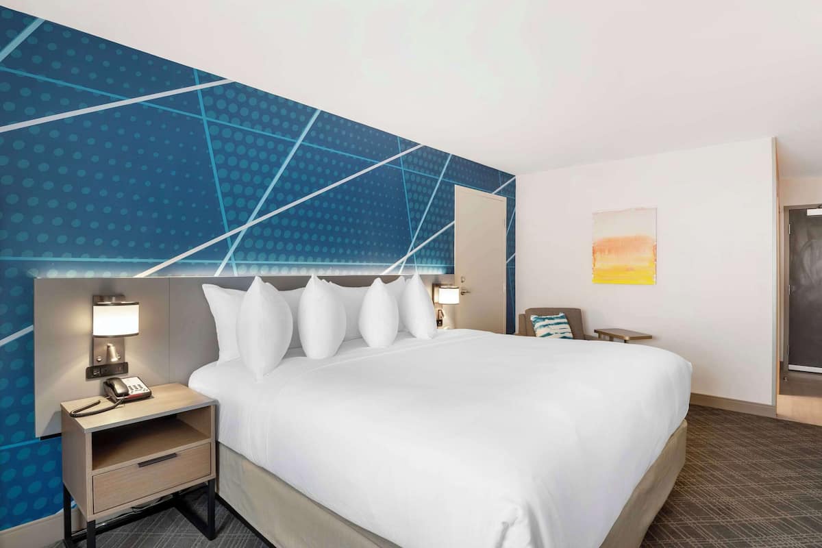 Standard Room, 1 King Bed | Premium bedding, in-room safe, desk, laptop workspace
