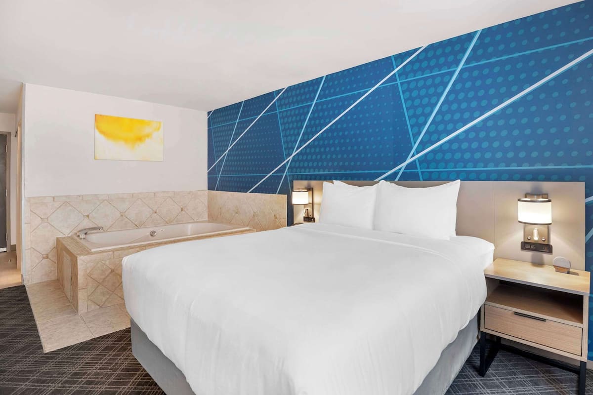 Room, 1 Queen Bed, Non Smoking, Jetted Tub (Upgrade) | Premium bedding, in-room safe, desk, laptop workspace