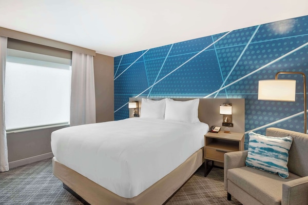 Room, 1 Queen Bed, Accessible, Non Smoking | Premium bedding, in-room safe, desk, laptop workspace