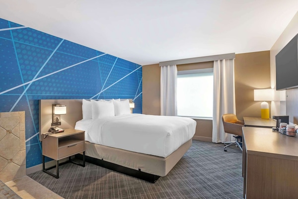 Habitación estándar, 1 cama de matrimonio | Ropa de cama de alta calidad, caja fuerte, escritorio