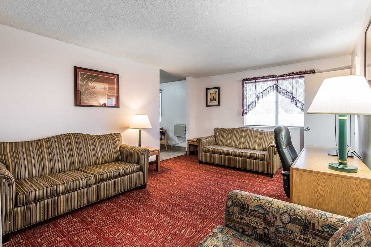 Suite, 1 Queen Bed, Non Smoking | 1 bedroom, rollaway beds, free WiFi, bed sheets
