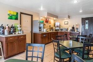 朝食 (コンチネンタル ブレックファスト)、毎日提供 (無料)