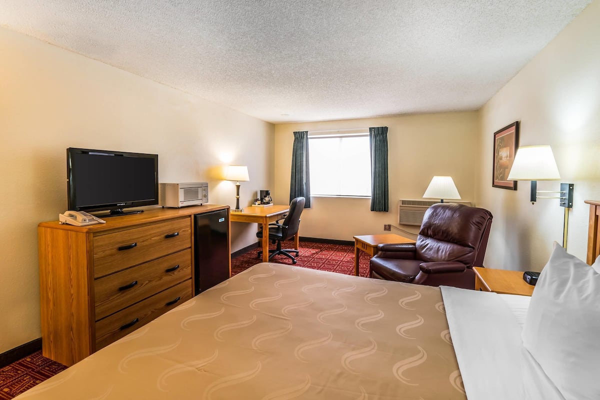 Standard Room, 1 King Bed, Non Smoking | 1 bedroom, rollaway beds, free WiFi, bed sheets