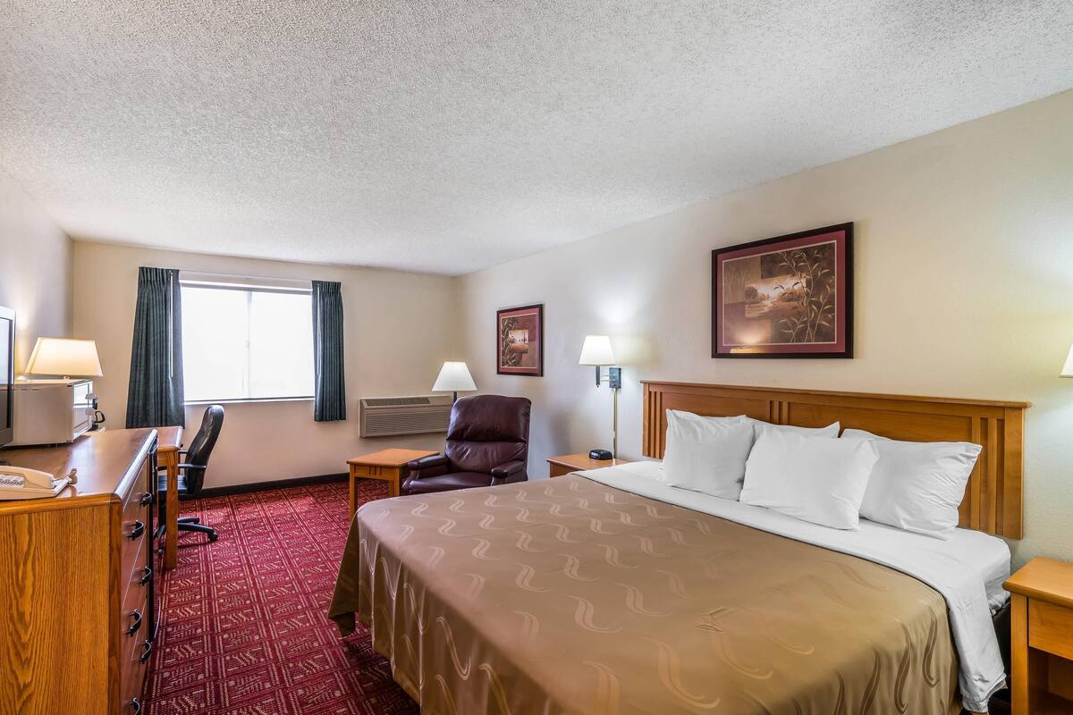 Standard Room, 1 King Bed, Non Smoking | Rollaway beds (surcharge), WiFi (free), bed sheets