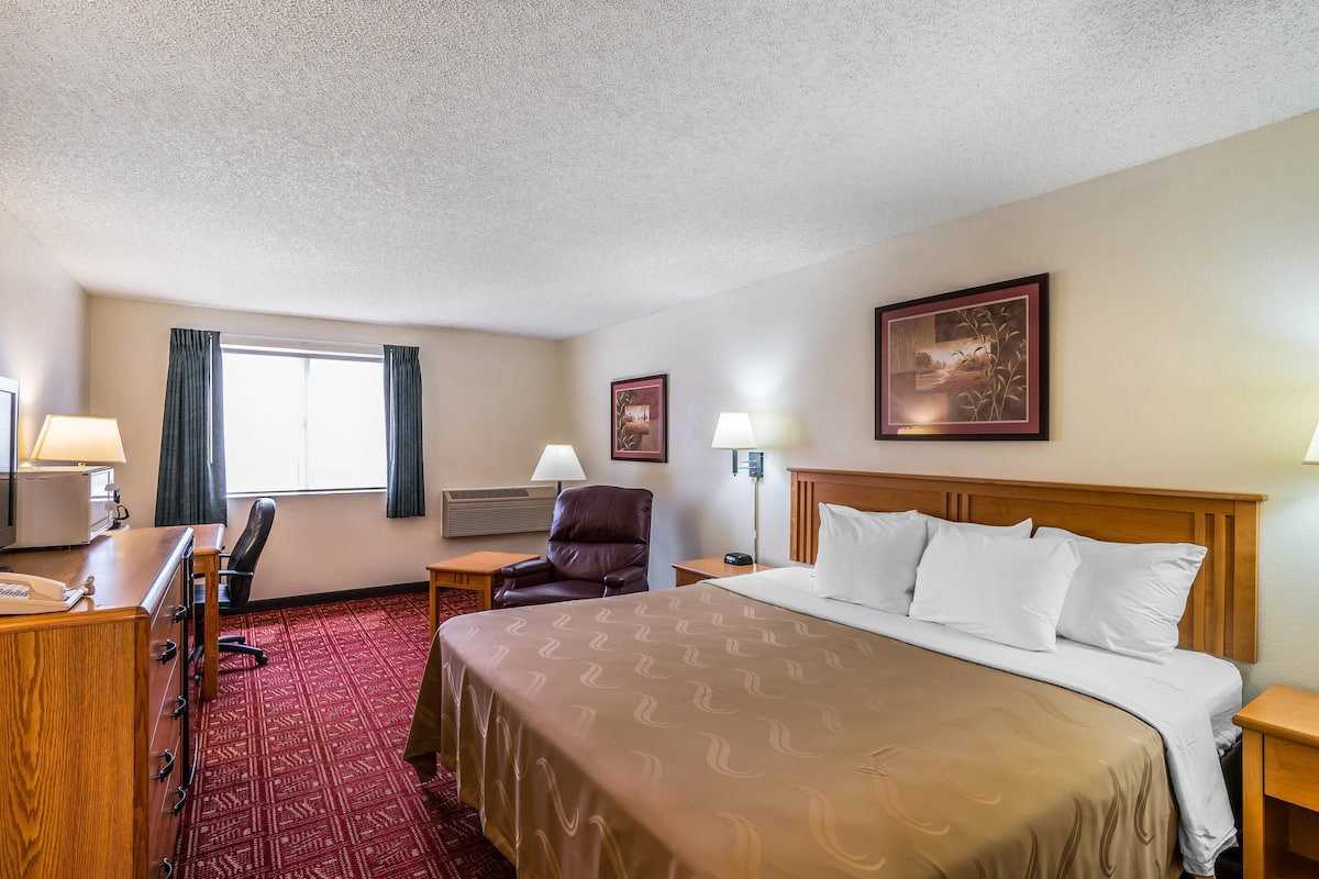 Standard Room, 1 King Bed, Non Smoking | Rollaway beds, free WiFi, bed sheets