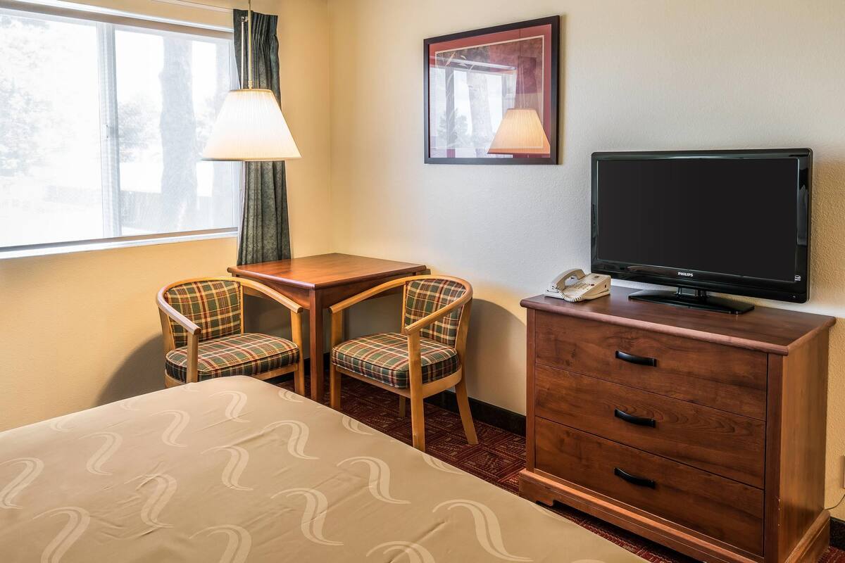 Standard Room, 1 Queen Bed, Non Smoking | Rollaway beds (surcharge), WiFi (free), bed sheets