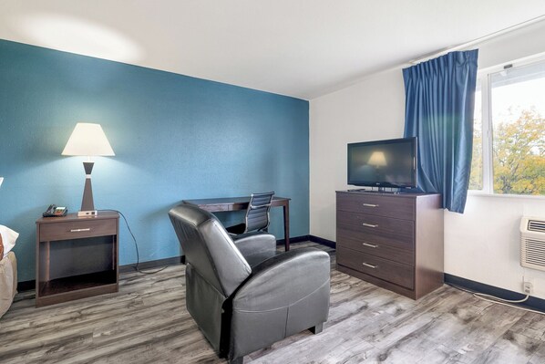 32-inch LED TV with cable channels, TV - Kennewick Inn & Suites Tri Cities (Kennewick)