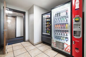 Vending machine - Kennewick Inn & Suites Tri Cities (Kennewick)