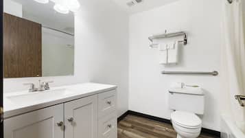 Shower, rainfall showerhead, free toiletries, hair dryer