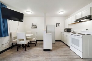 Full-sized fridge, microwave, stovetop, coffee/tea maker