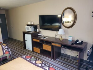 Room, Multiple Beds, Non Smoking (Pet-Friendly) | Room amenity