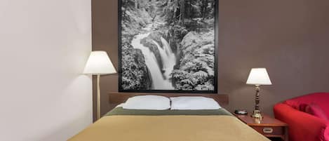 Rom, 1 queensize-seng, tilgjengelighetstilpasset, ikke-røyk (Mobility,Tub w/Grab Bars,Pet-Friendly) | Skrivebord, skrivebord for bærbar PC, blendingsgardiner og barnesenger