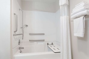Tina con regadera, amenidades de baño gratuitas, secadora de cabello 