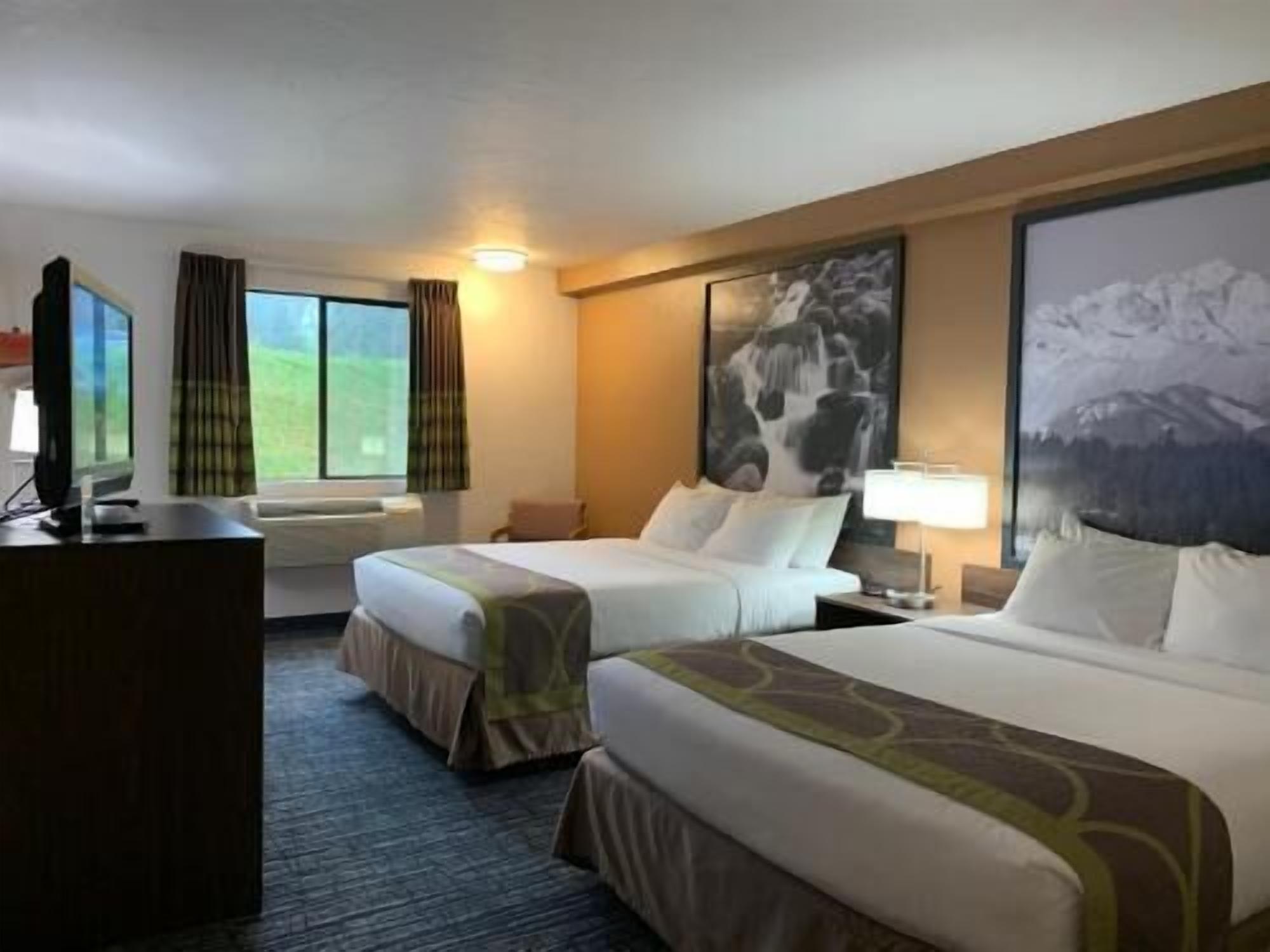 Premium bedding, in-room safe, desk, laptop workspace