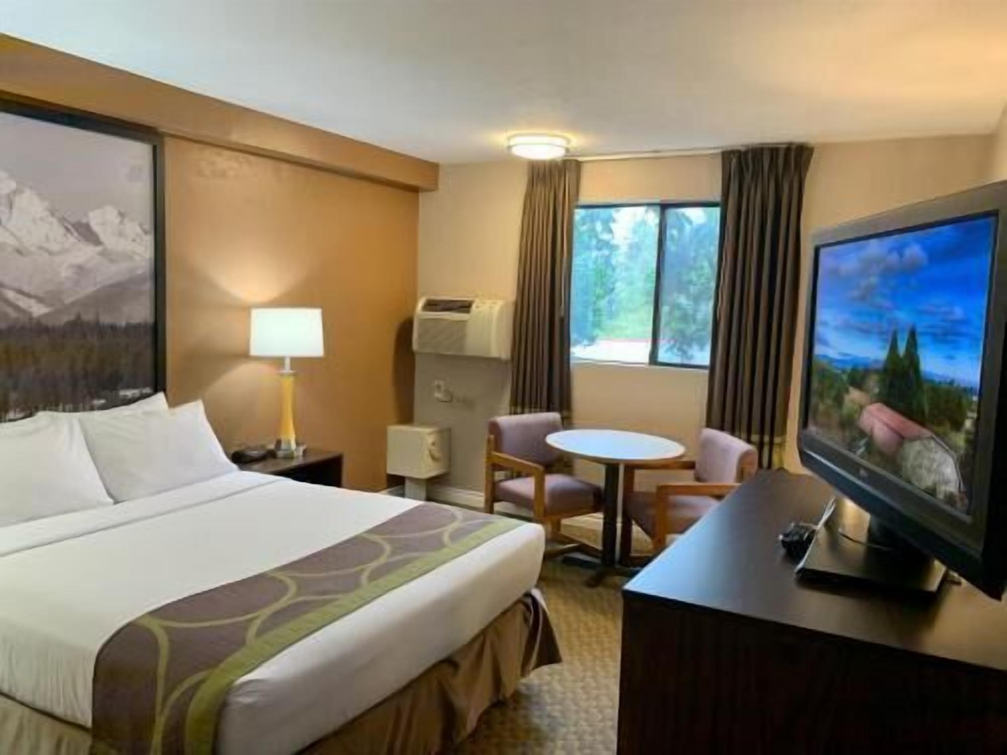 Premium bedding, in-room safe, desk, laptop workspace