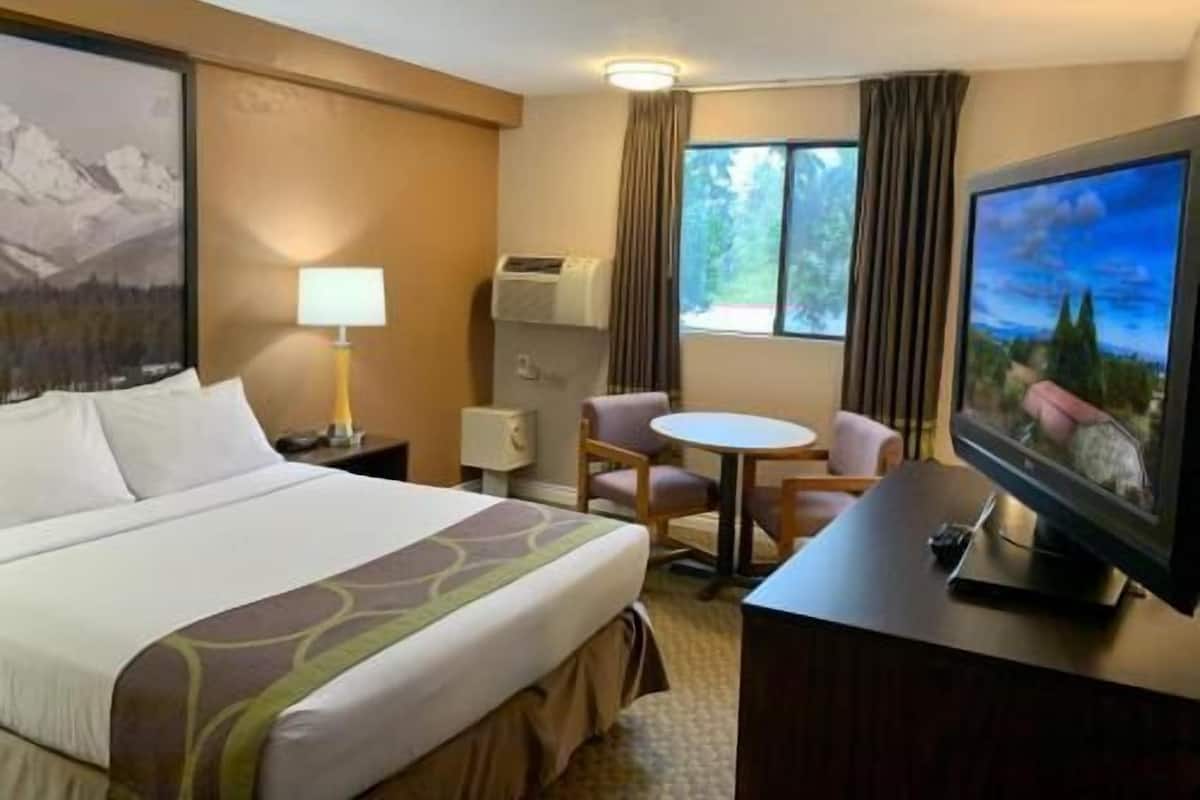Premium bedding, in-room safe, desk, laptop workspace