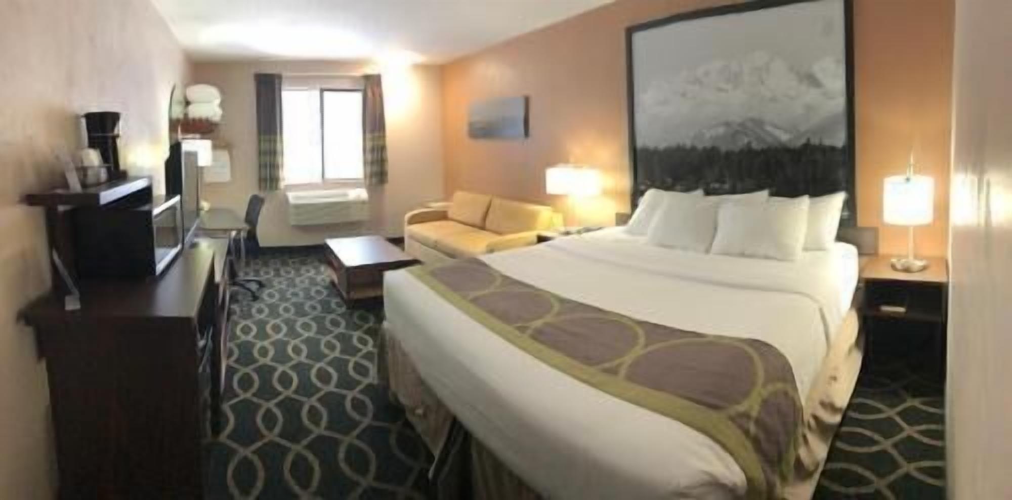 Premium bedding, in-room safe, desk, laptop workspace