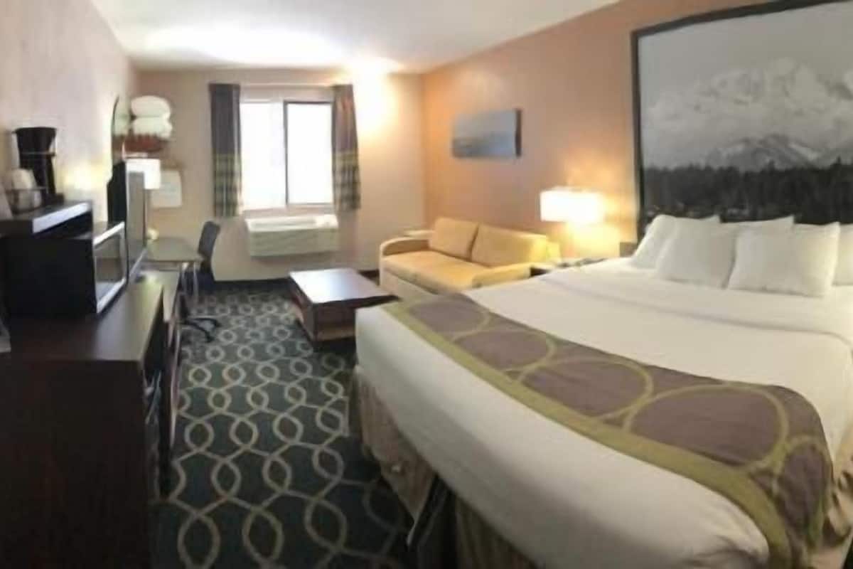 Premium bedding, in-room safe, desk, laptop workspace