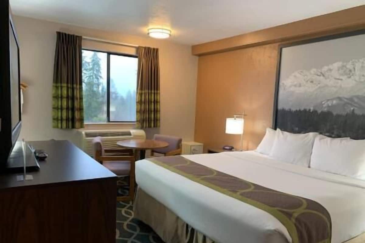 Premium bedding, in-room safe, desk, laptop workspace