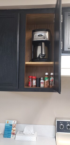 Chambre, 2 grands lits, non-fumeur (Efficiency) | Cuisine privée | Réfrigérateur, four à micro-ondes