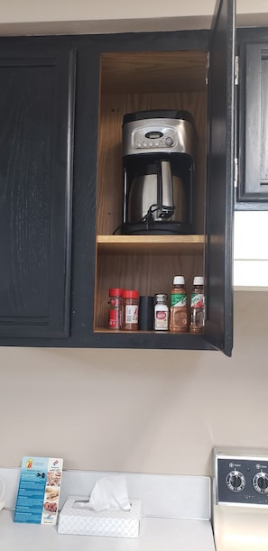 Chambre, 2 grands lits, non-fumeur (Efficiency) | Cuisine privée | Réfrigérateur, four à micro-ondes