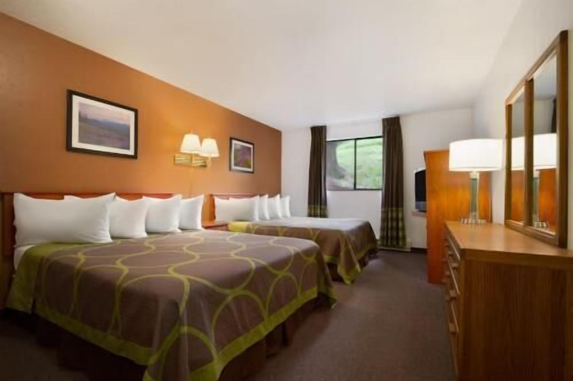 Premium bedding, in-room safe, desk, laptop workspace