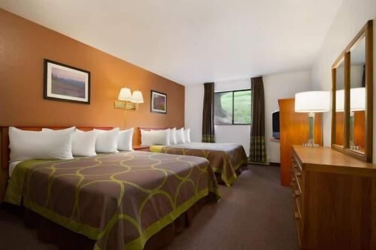 Premium bedding, in-room safe, desk, laptop workspace