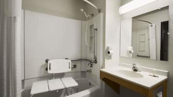 Habitación, 1 cama de matrimonio, accesible para personas con discapacidad, no fumadores (Mobility) | Baño | Ducha y bañera combinadas, secador de pelo y toallas