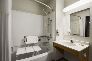 Bañera con ducha, secador de pelo, toallas