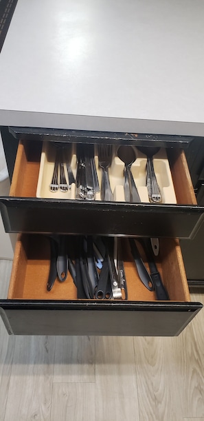 Chambre, 2 grands lits, non-fumeur (Efficiency) | Cuisine privée | Réfrigérateur, four à micro-ondes