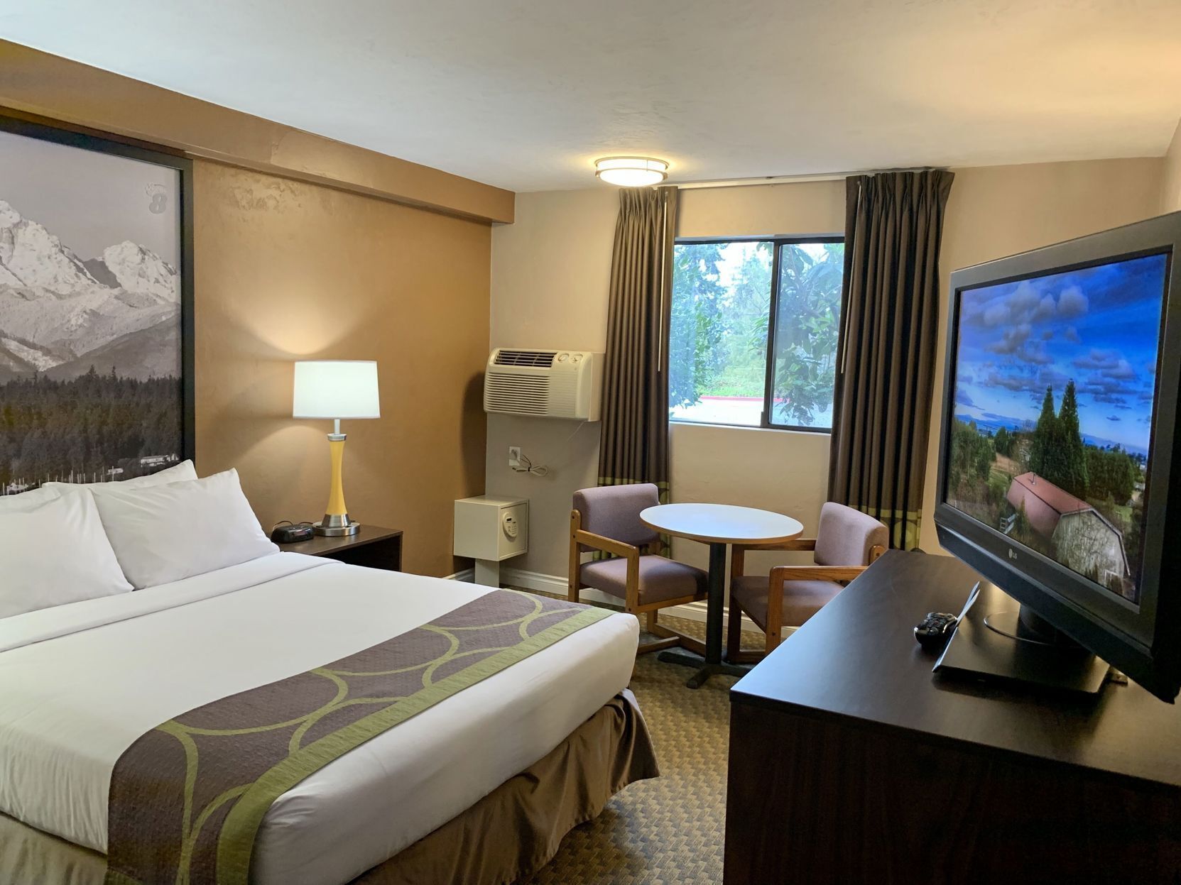 Premium bedding, in-room safe, desk, laptop workspace