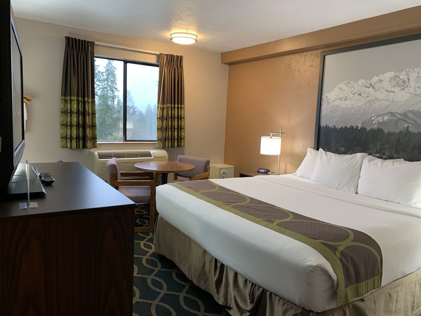 Premium bedding, in-room safe, desk, laptop workspace