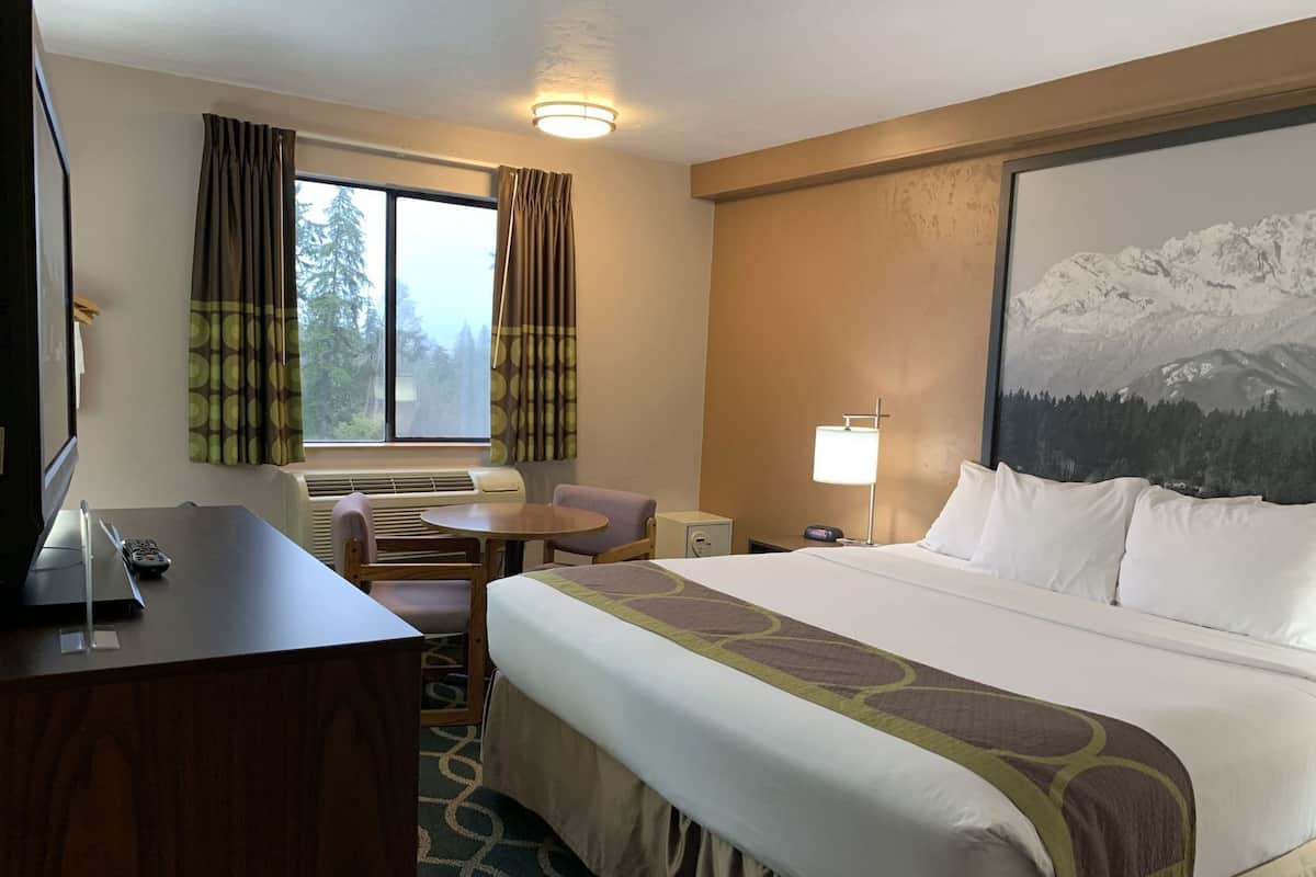 Premium bedding, in-room safe, desk, laptop workspace