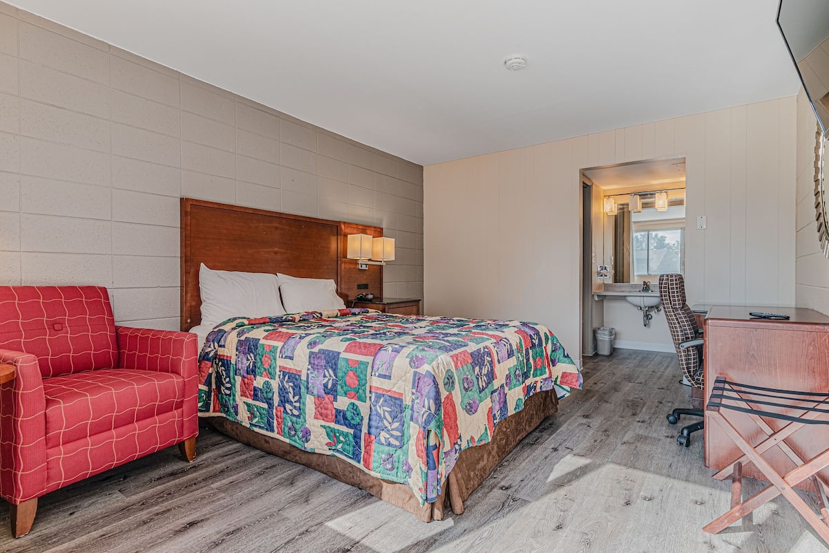 Quarto, 1 cama Queen | Wi-Fi de cortesia, roupa de cama