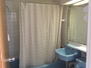 Habitación doble, 2 camas dobles | Baño | Ducha y toallas